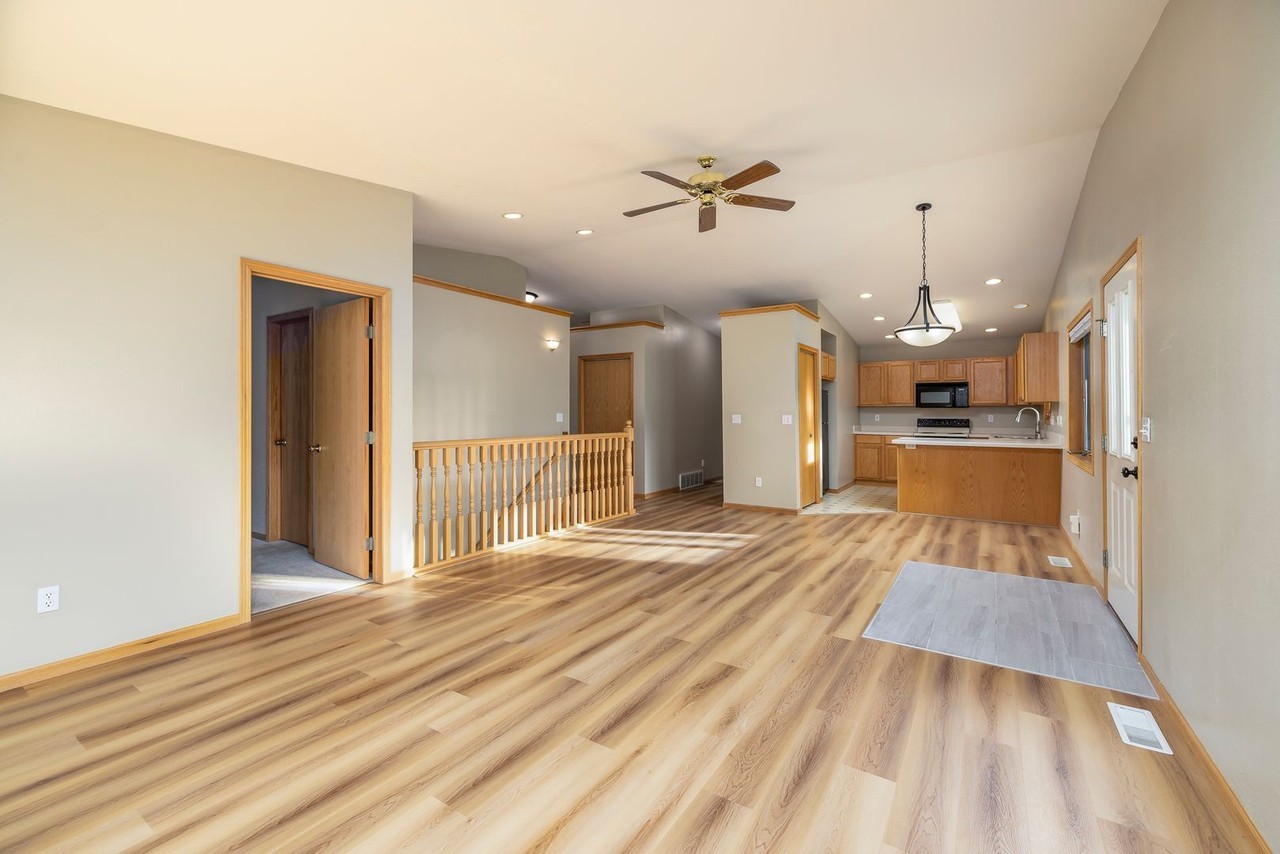 1544 Golden Blvd - Photo 4 of 14