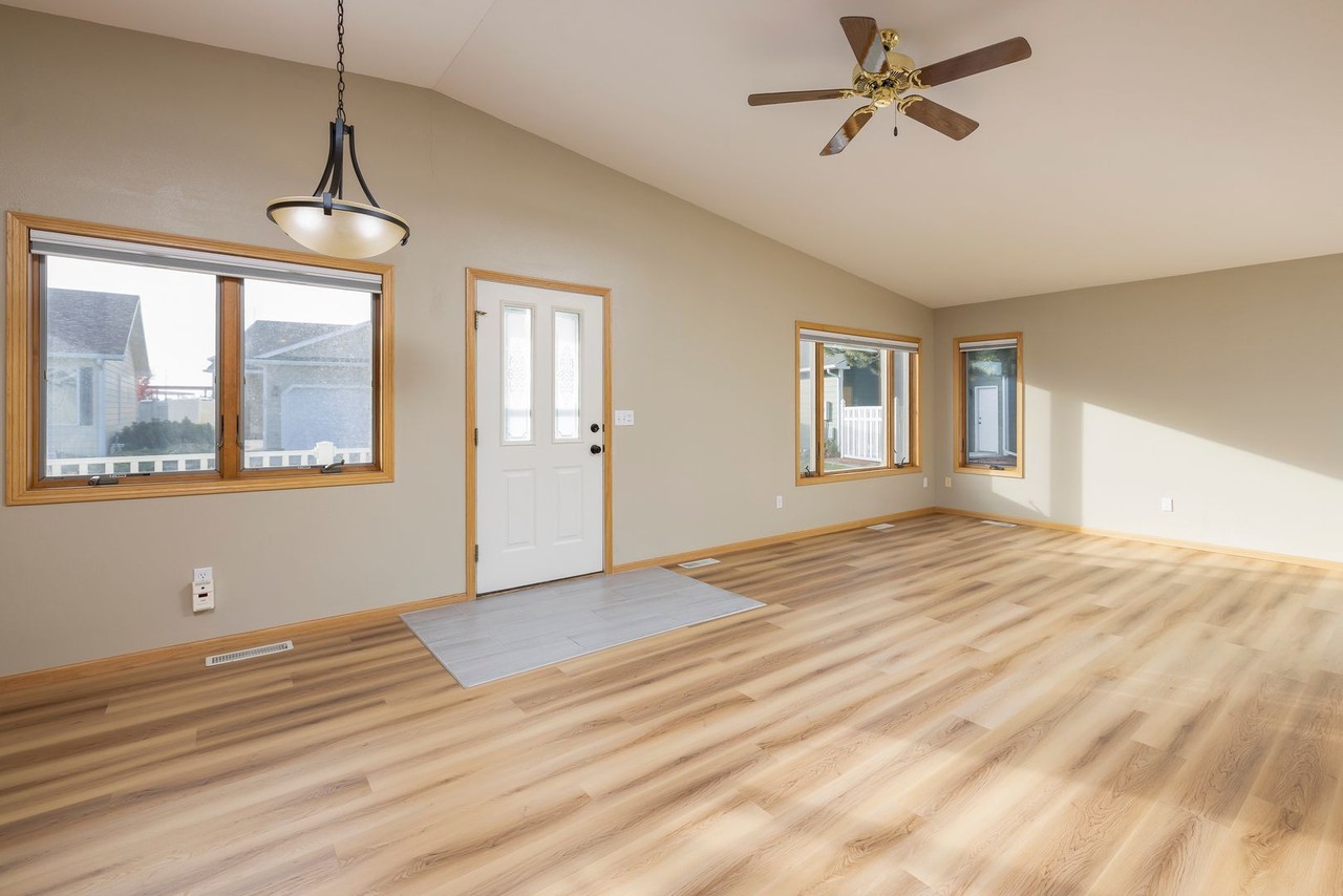 1544 Golden Blvd - Photo 5 of 14
