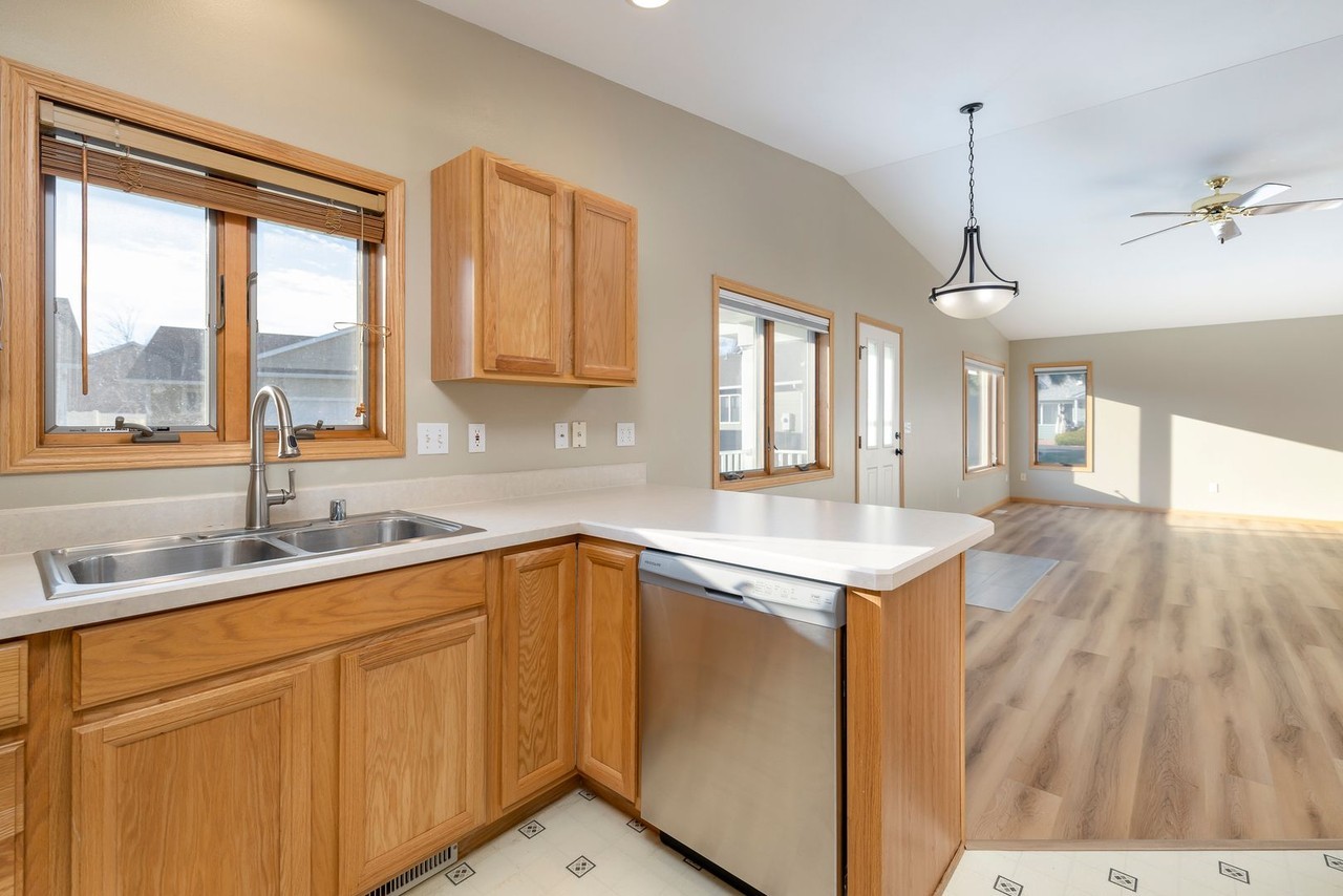 1544 Golden Blvd - Photo 7 of 14