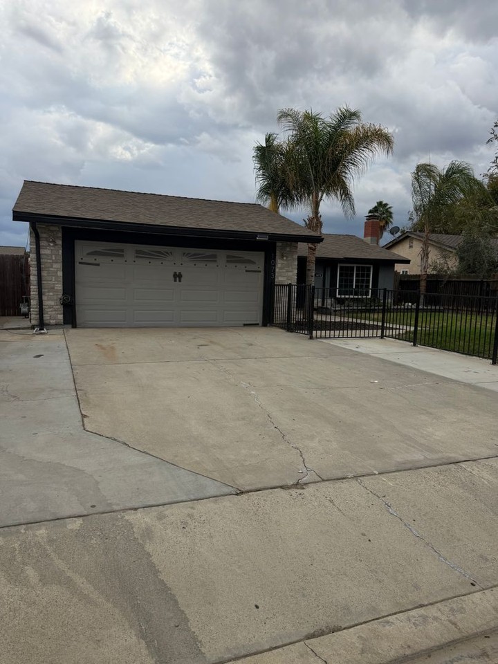 1073 Salem Dr - Photo 2 of 14