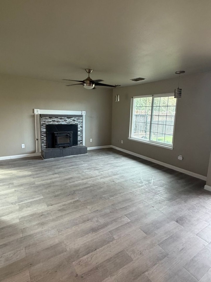 1073 Salem Dr - Photo 5 of 14