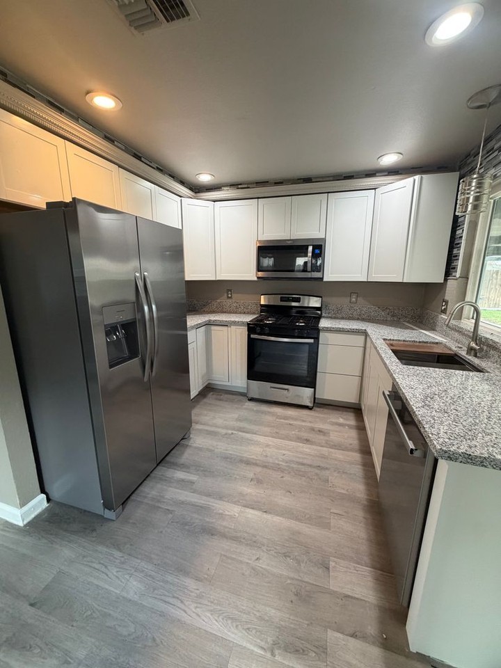 1073 Salem Dr - Photo 6 of 14