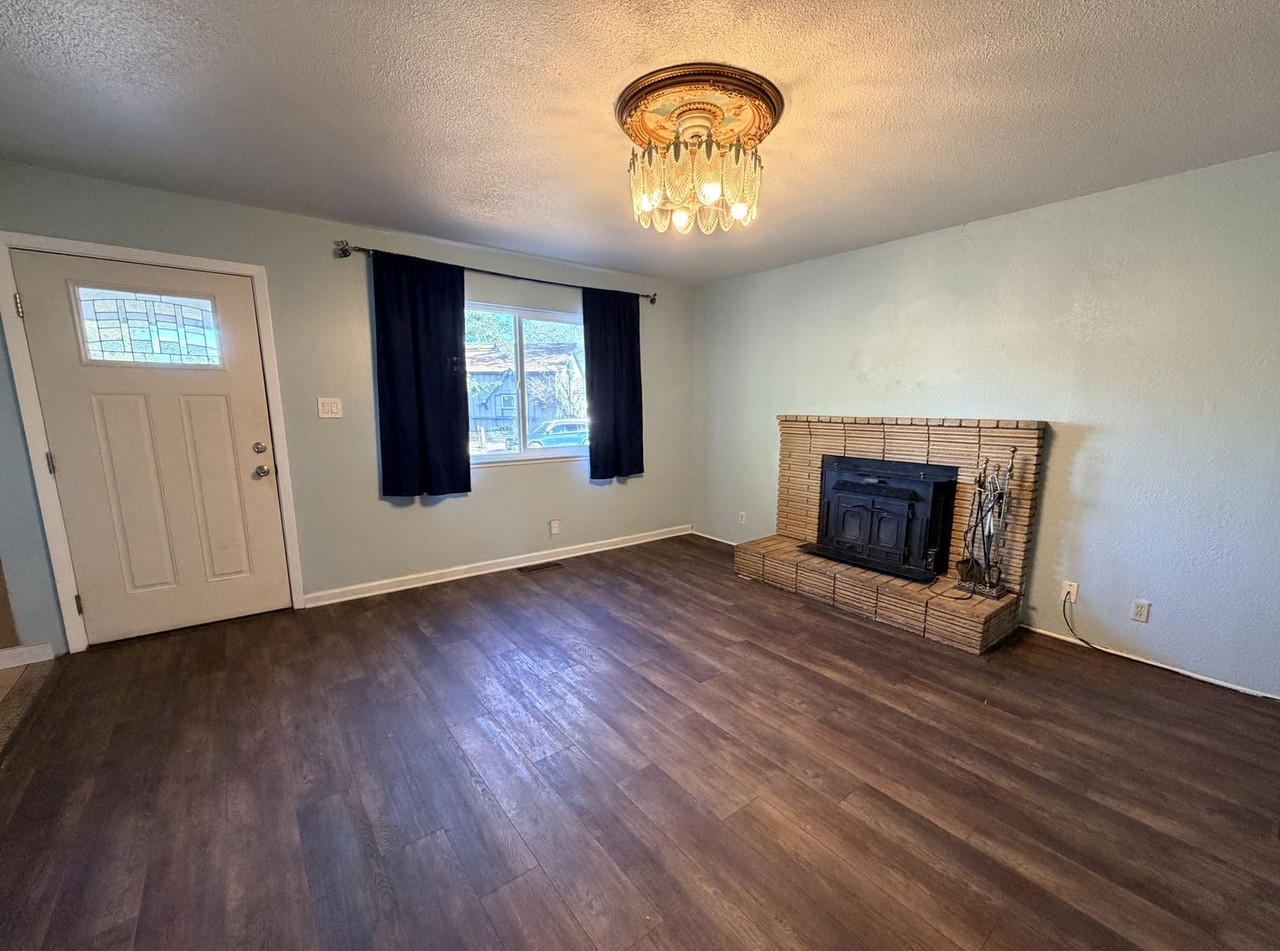 1045 Nyala St - Photo 4 of 30