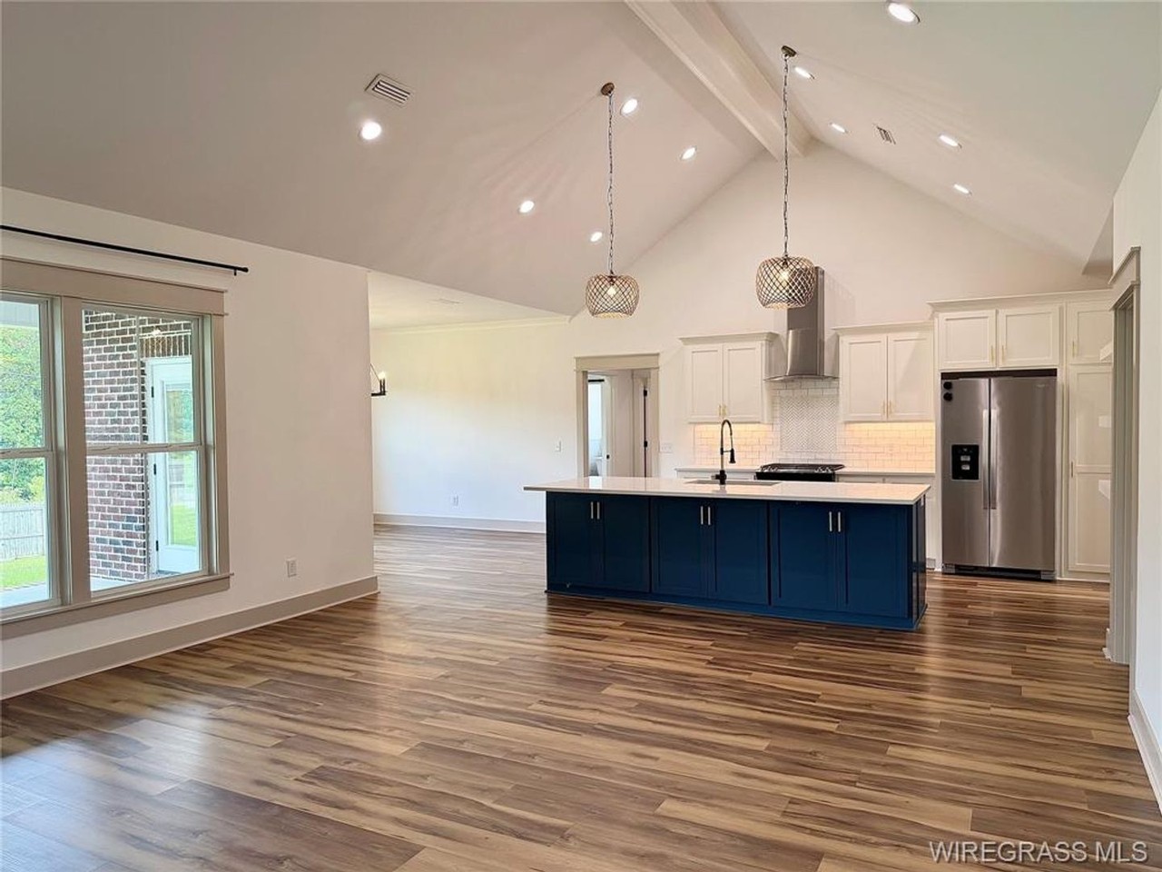 332 Lakes Dr - Photo 3 of 27