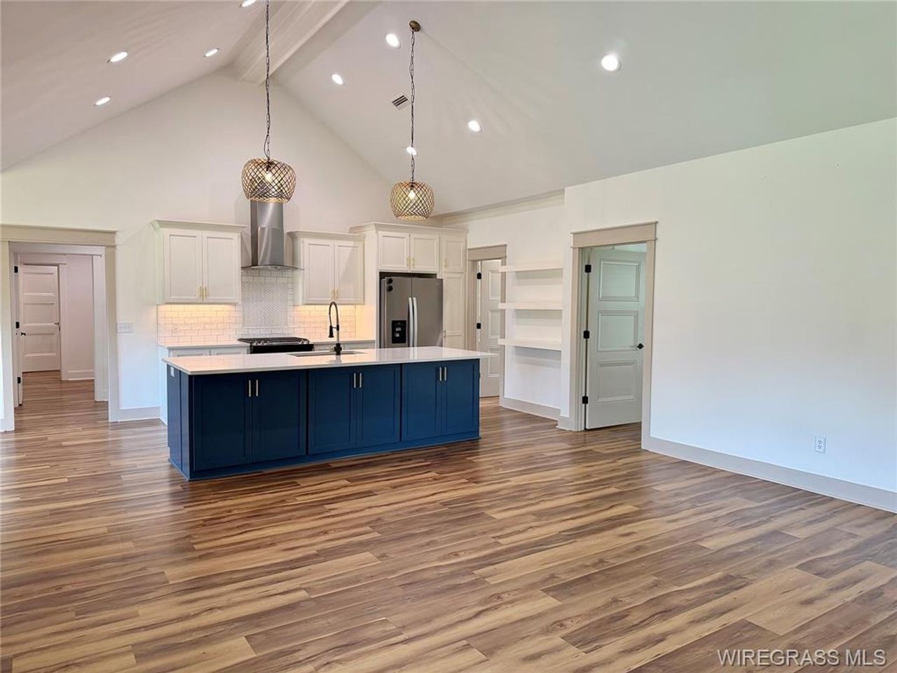 332 Lakes Dr - Photo 4 of 27