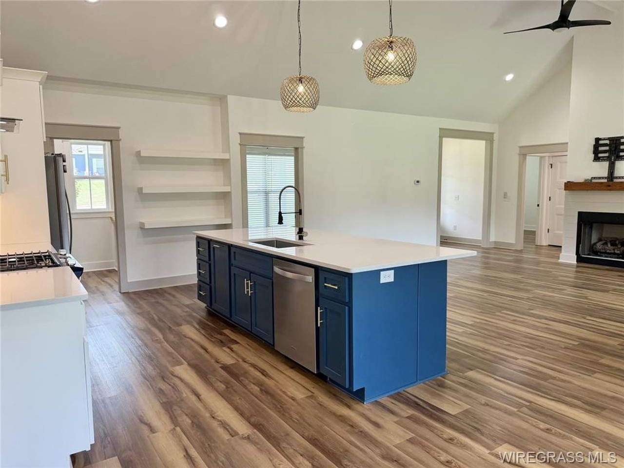 332 Lakes Dr - Photo 5 of 27