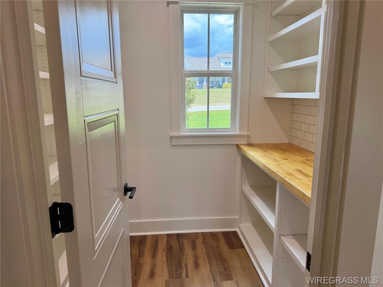 332 Lakes Dr - Photo 6 of 27
