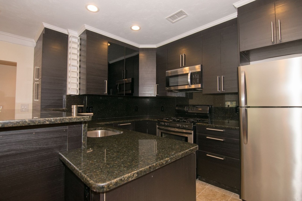 1616 Beacon St #3 - Photo 4 of 20