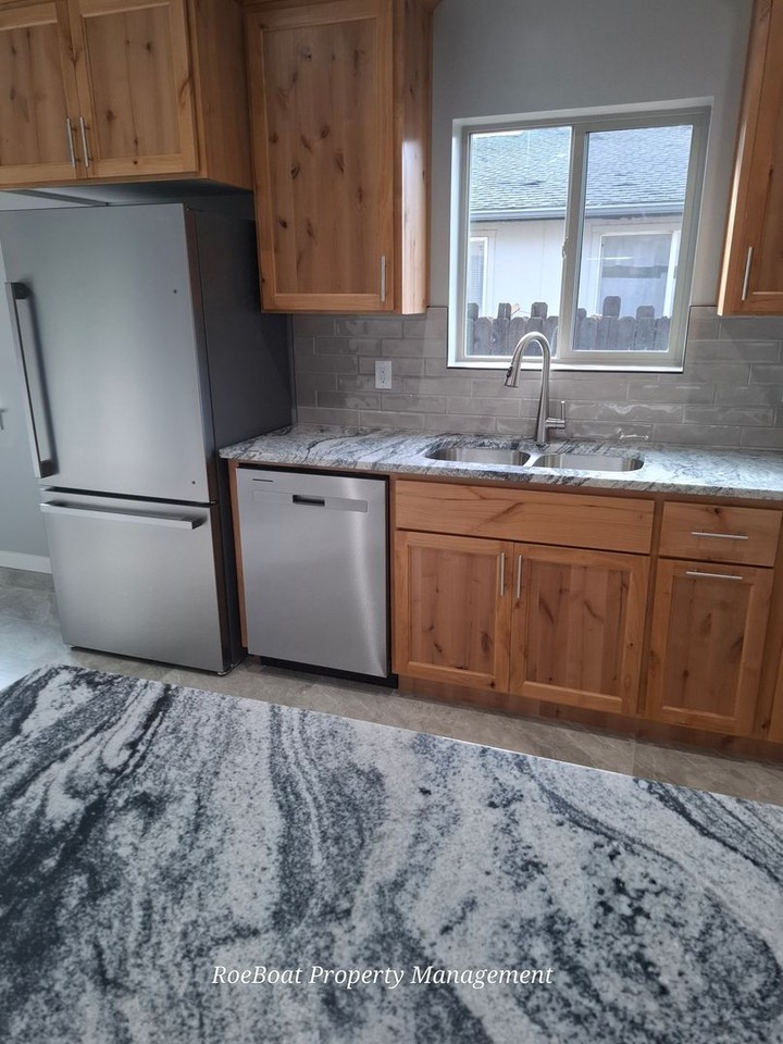 1740 Alvarado St - Photo 5 of 34