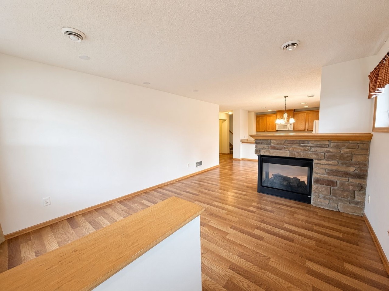 3232 Oak View Dr - Photo 3 of 33