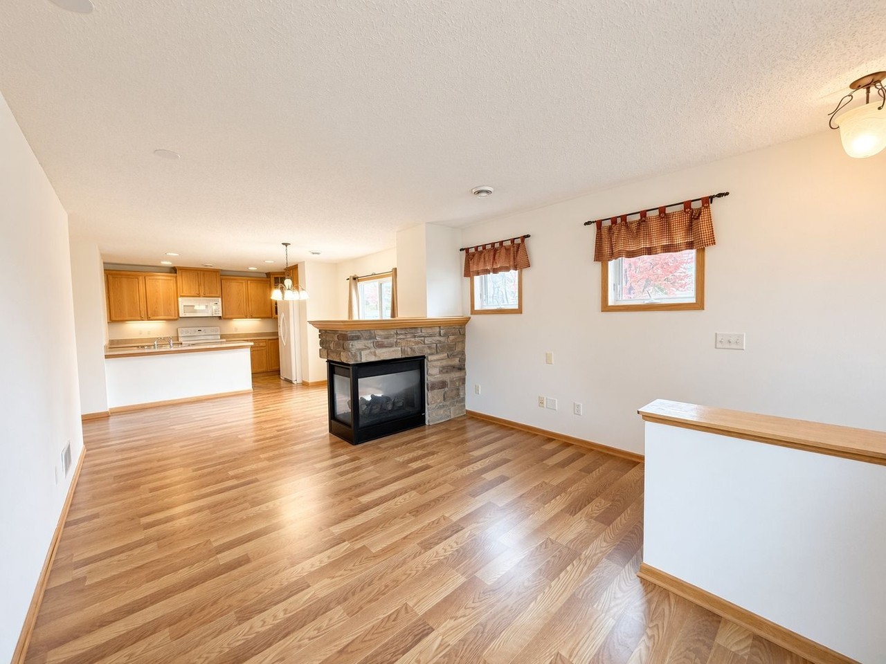 3232 Oak View Dr - Photo 4 of 33