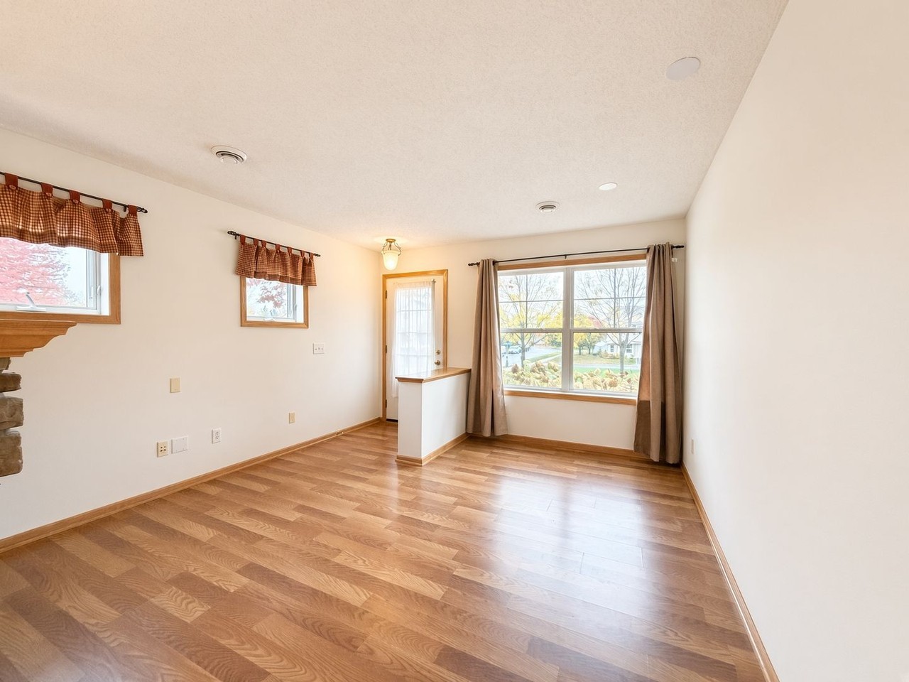 3232 Oak View Dr - Photo 5 of 33