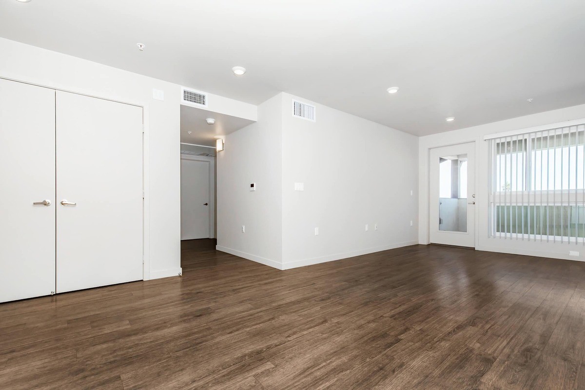 150 E Avenue R - Photo 5 of 49
