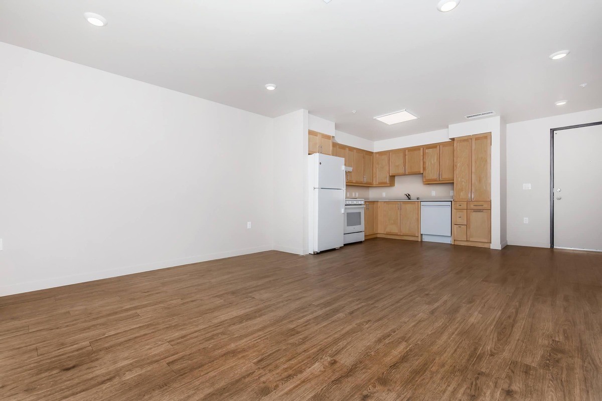 150 E Avenue R - Photo 6 of 49