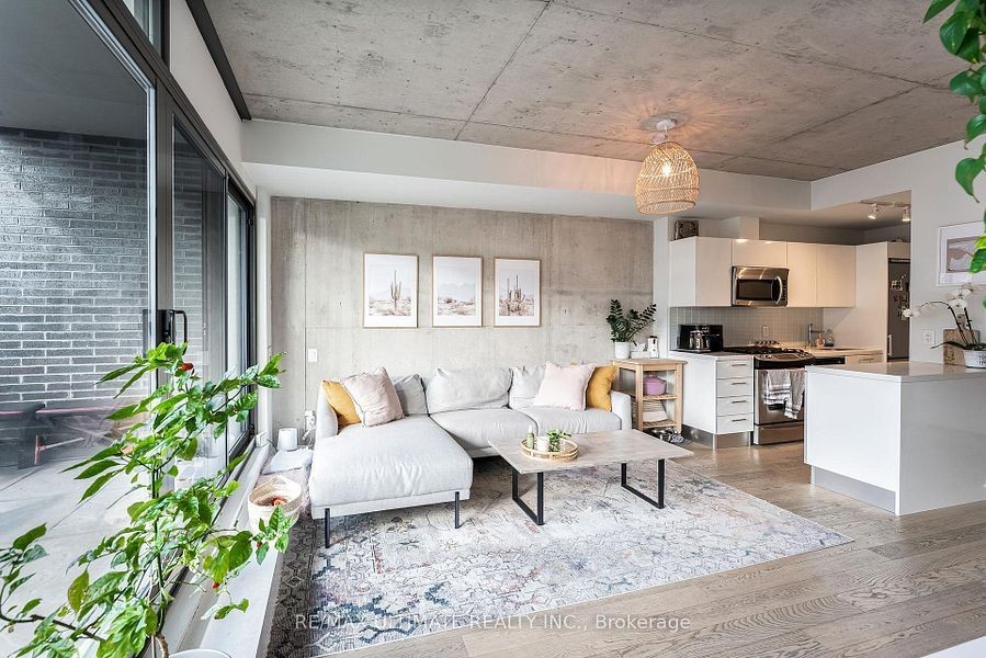319 Carlaw Avenue #318