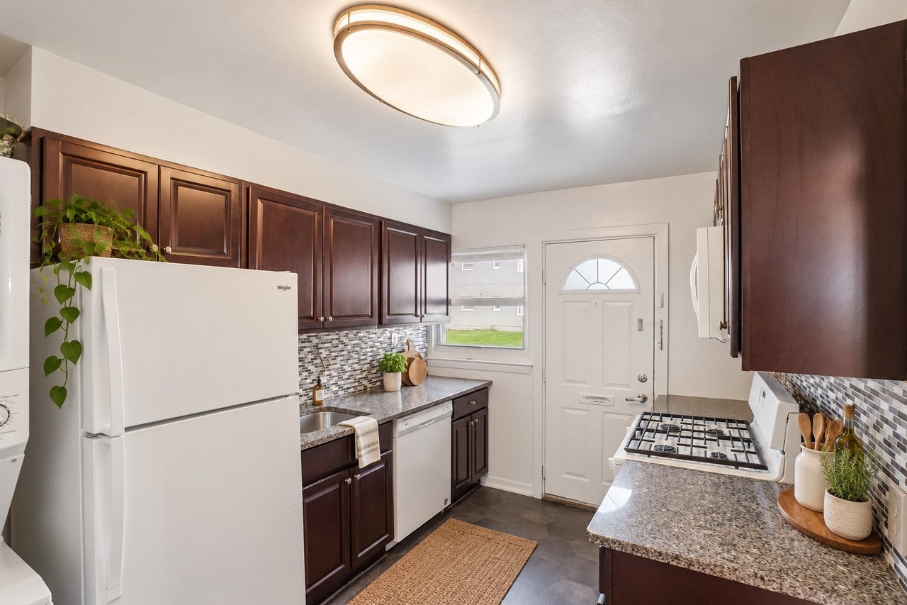 Elmwood Village Apartments and Townhomes - Photo 5 of 25