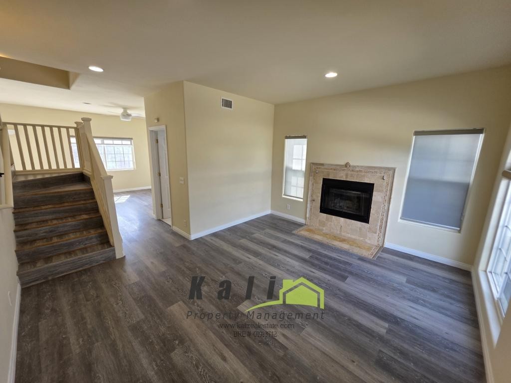 570 Emory St - Photo 3 of 18