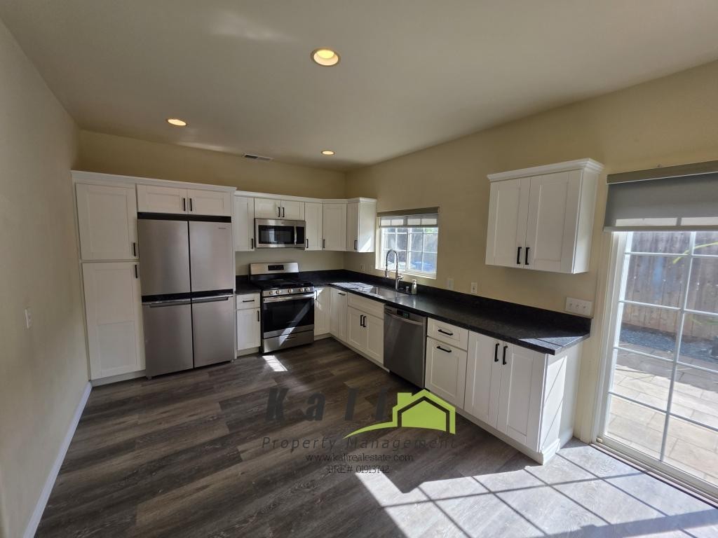 570 Emory St - Photo 5 of 18