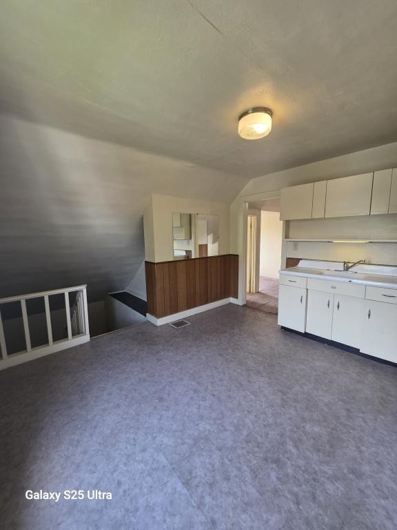 718 S Main St - Photo 3 of 9