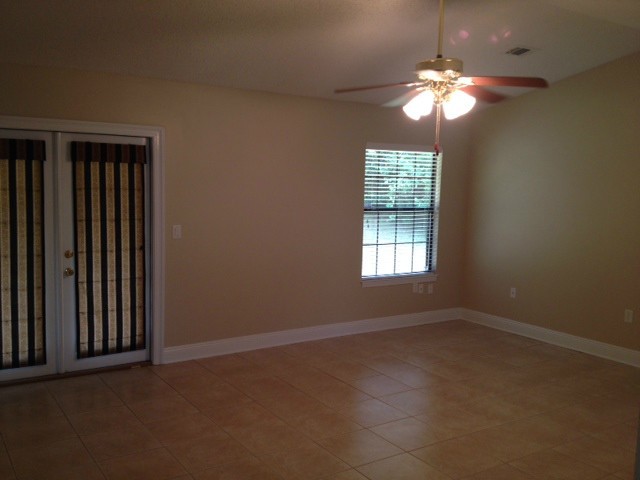 1007 26th St - Photo 4 of 14