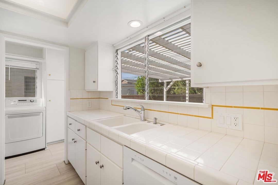 12425 Beatrice St - Photo 4 of 20