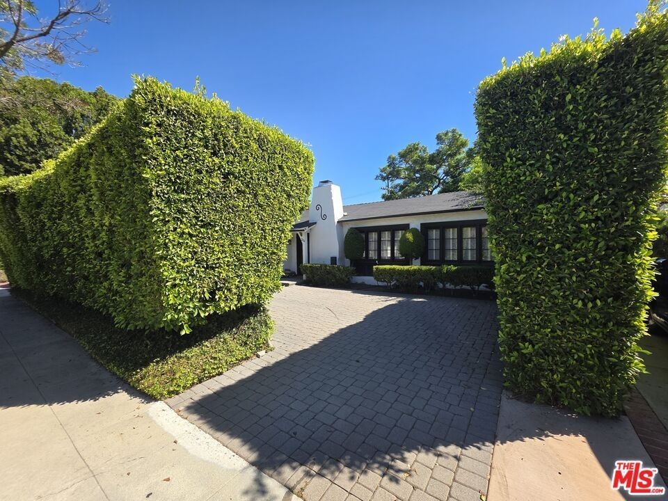 204 S Clark Dr - Photo 2 of 19