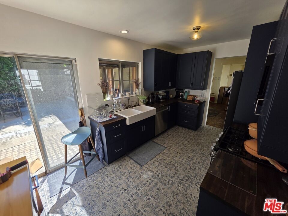204 S Clark Dr - Photo 7 of 19