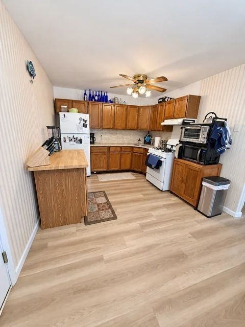 260 Houston St - Photo 2 of 7