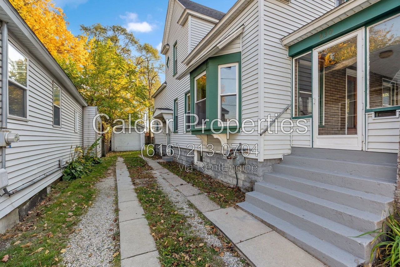 630 Plett St Sw - Photo 3 of 33