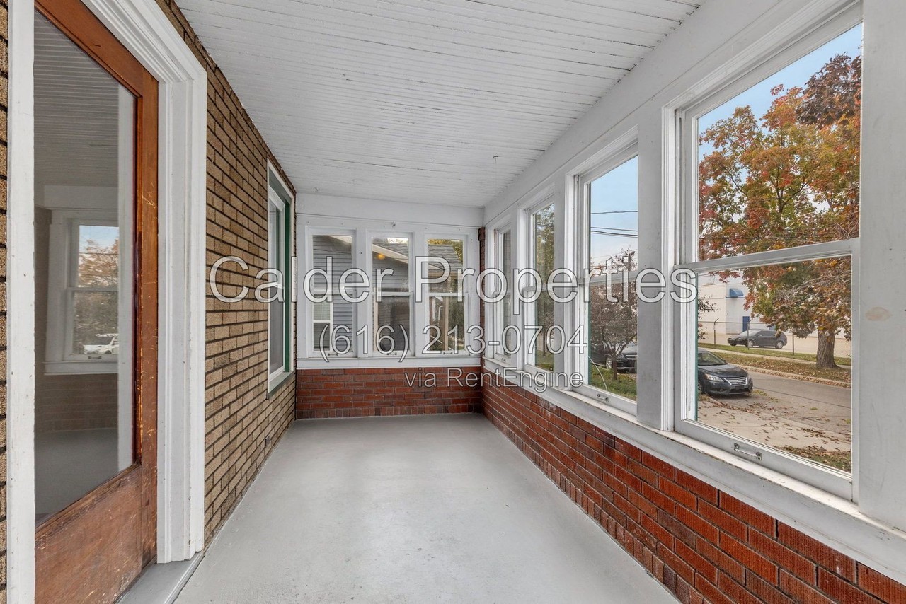 630 Plett St Sw - Photo 4 of 33