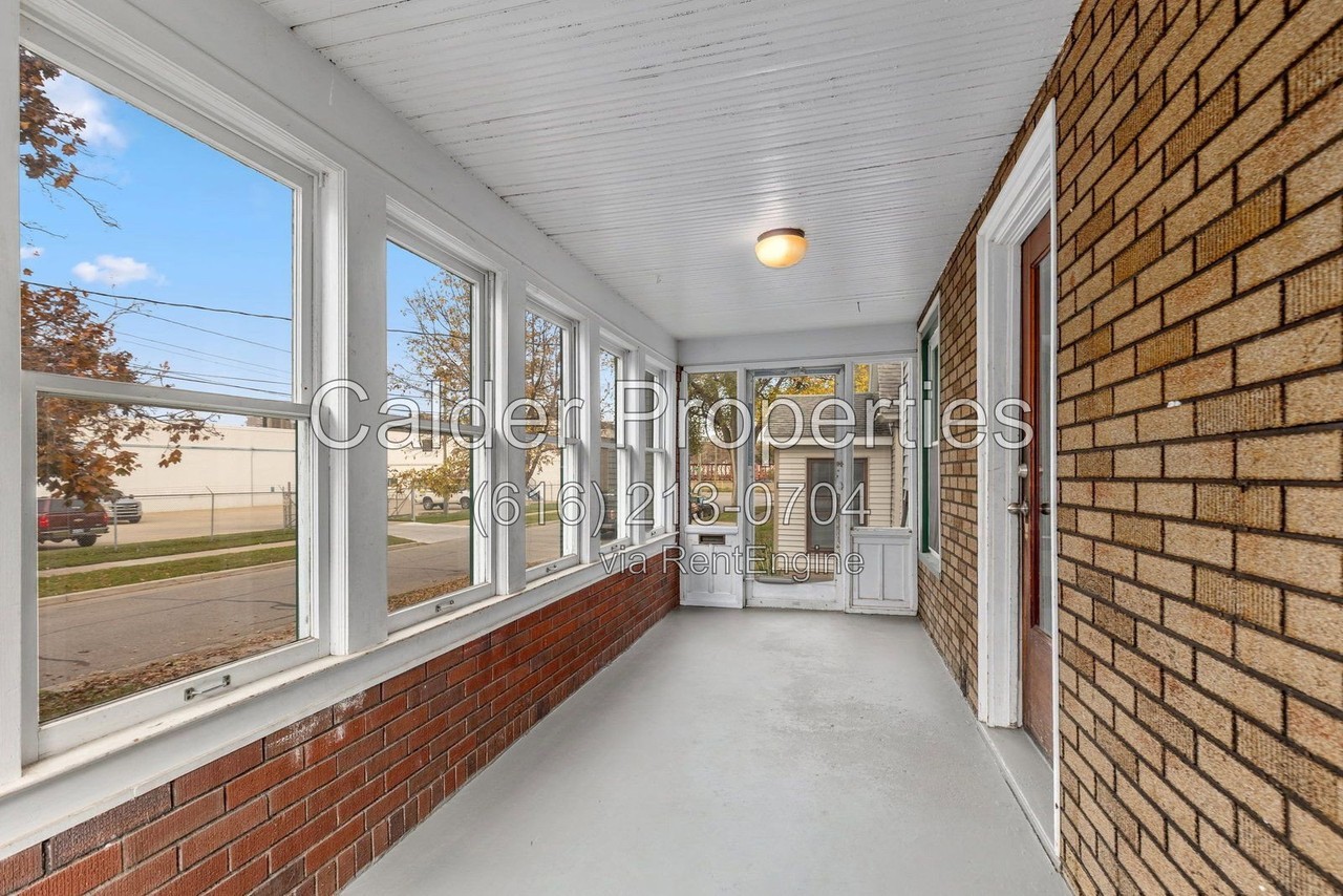 630 Plett St Sw - Photo 5 of 33