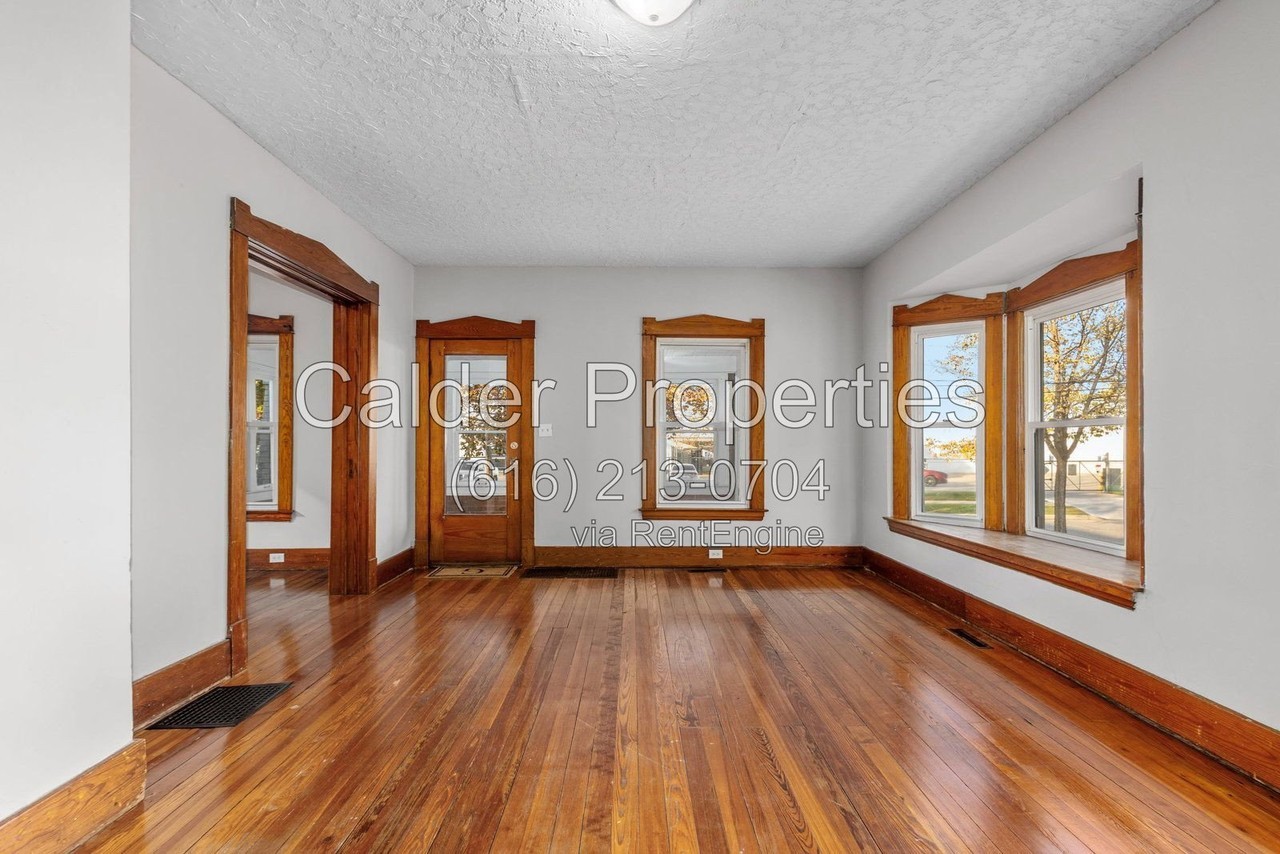 630 Plett St Sw - Photo 7 of 33