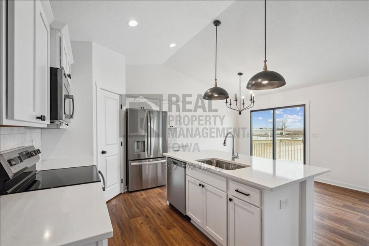 4608 Nw 17th St - Photo 4 of 28