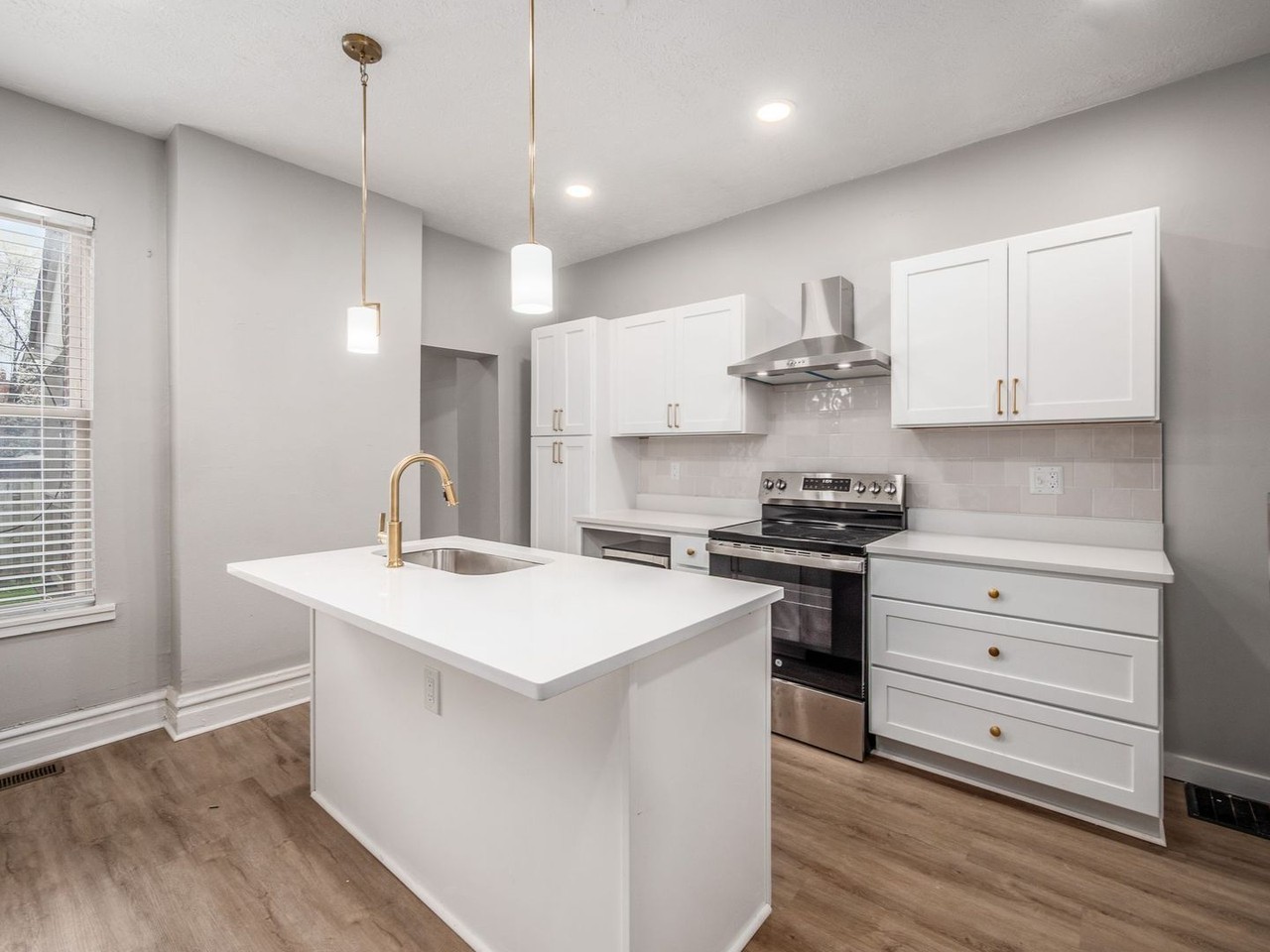 1242 S Washington Ave - Photo 2 of 21