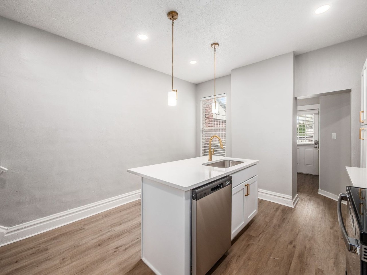 1242 S Washington Ave - Photo 4 of 21