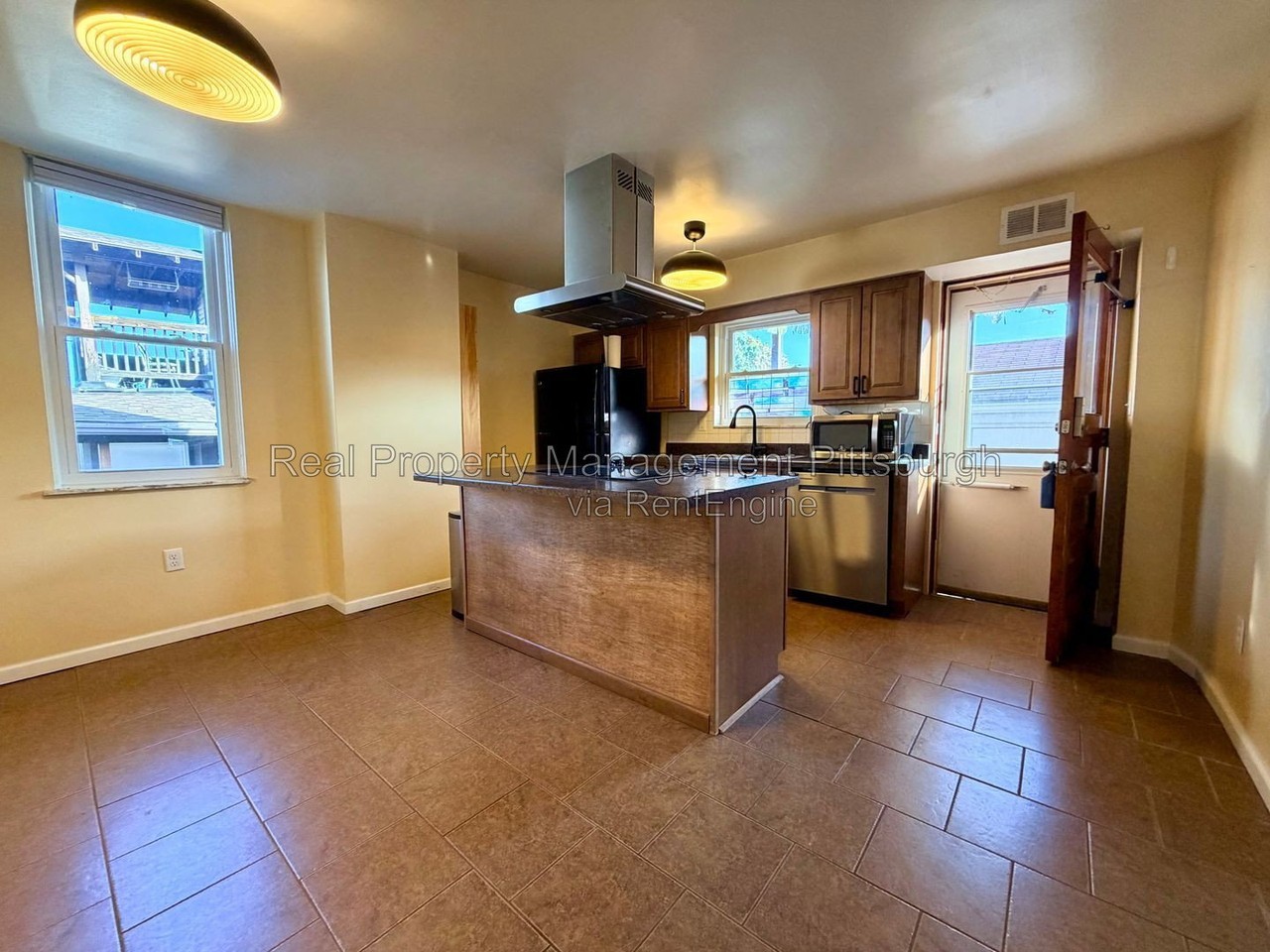 217 Ilion St - Photo 4 of 17