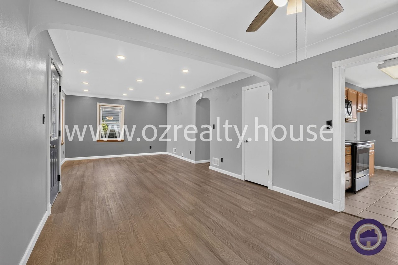 3157 Strathmoor Ave - Photo 2 of 18