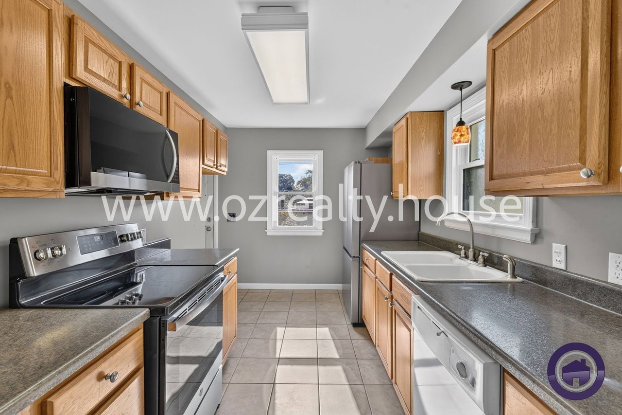 3157 Strathmoor Ave - Photo 5 of 18