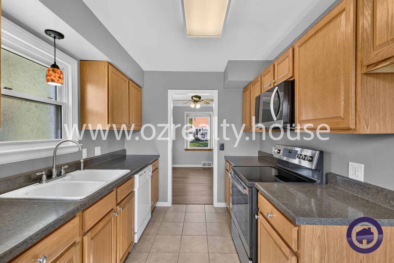 3157 Strathmoor Ave - Photo 6 of 18