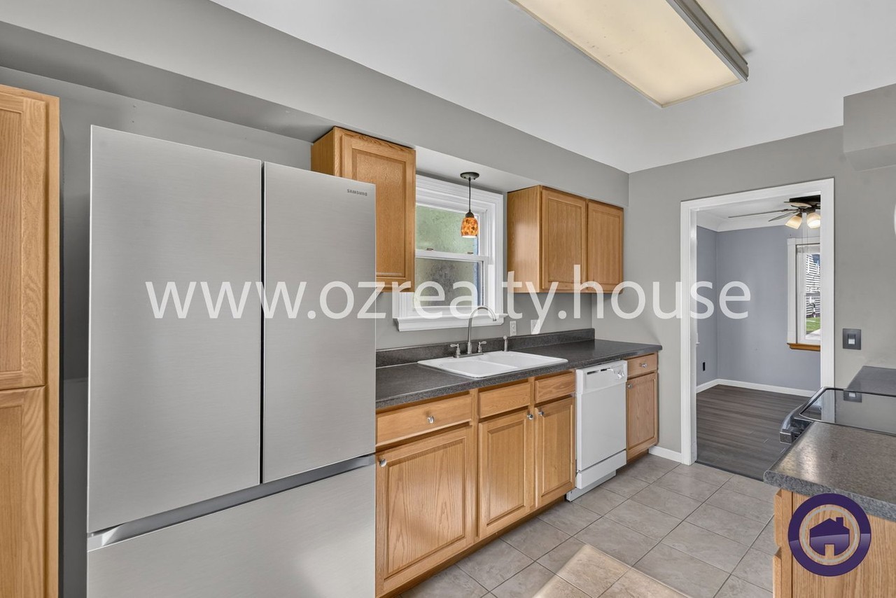 3157 Strathmoor Ave - Photo 7 of 18