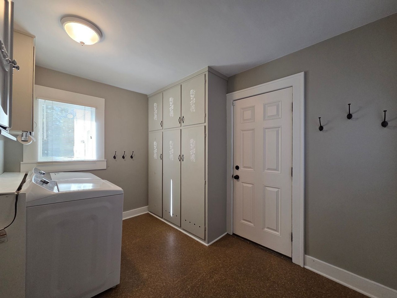 433 S Cass St - Photo 2 of 36