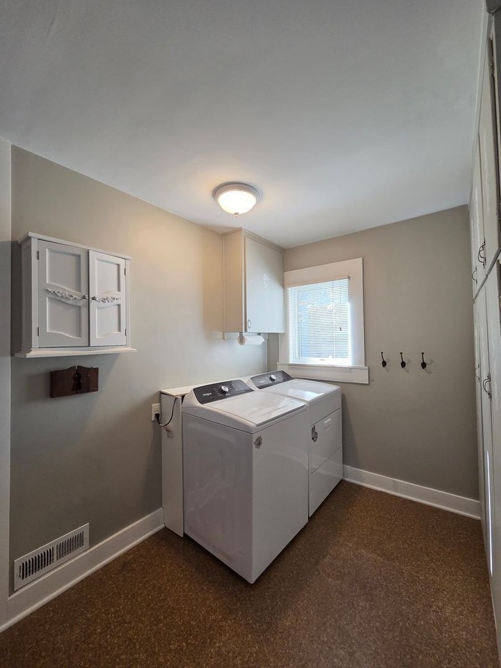 433 S Cass St - Photo 3 of 36