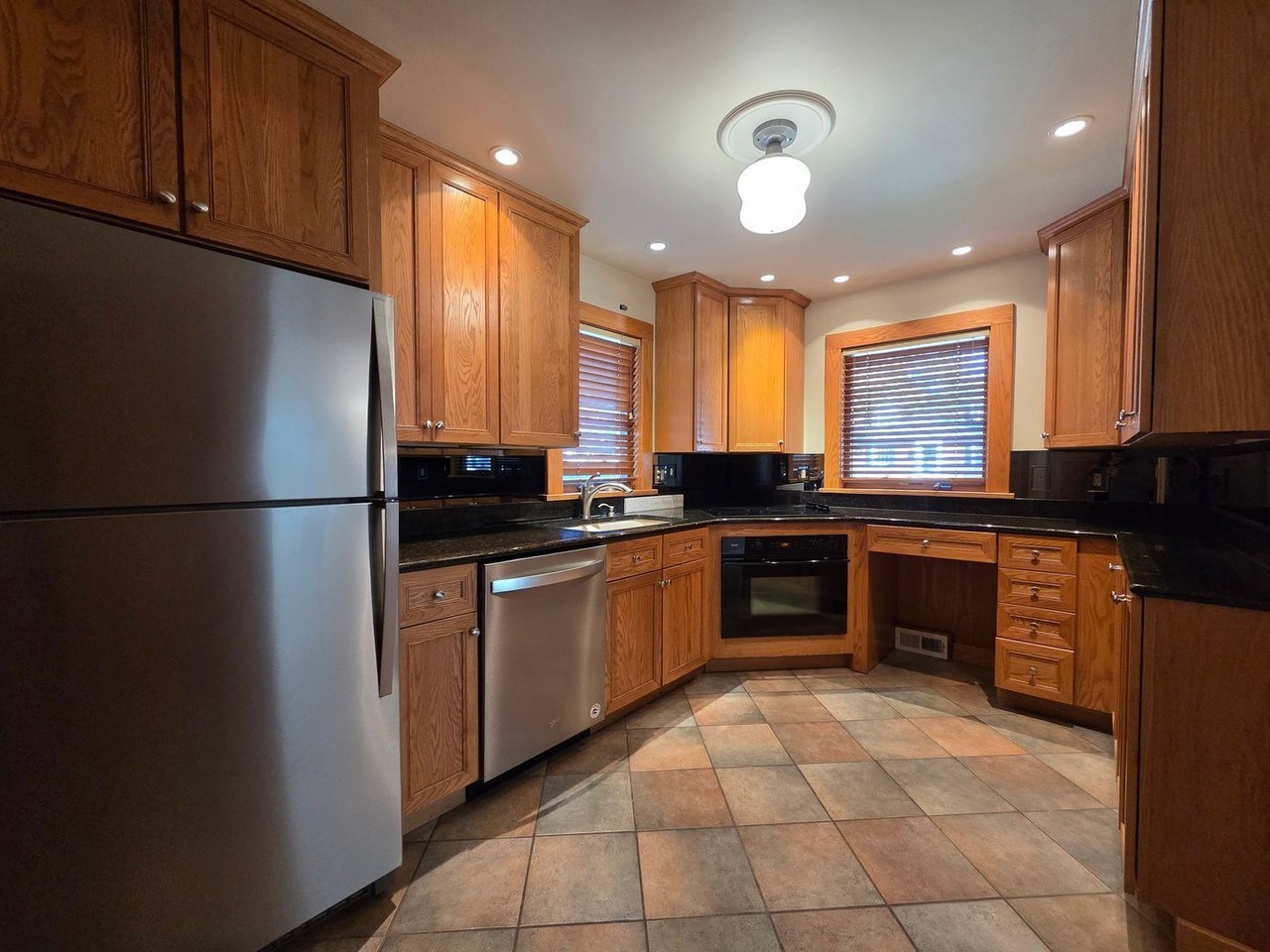 433 S Cass St - Photo 4 of 36