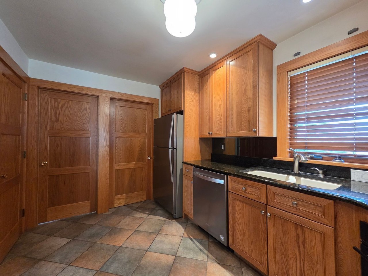 433 S Cass St - Photo 5 of 36