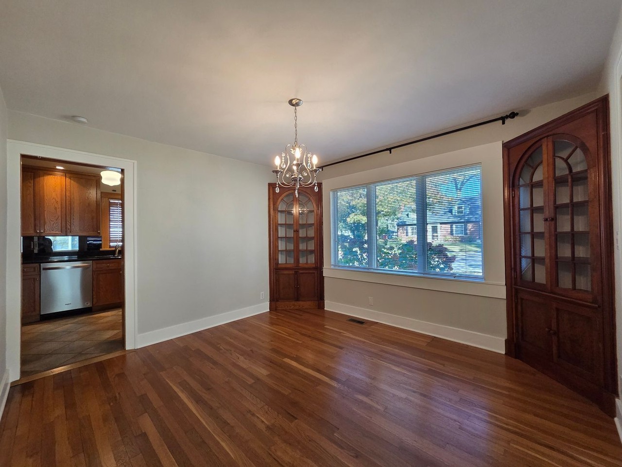 433 S Cass St - Photo 7 of 36