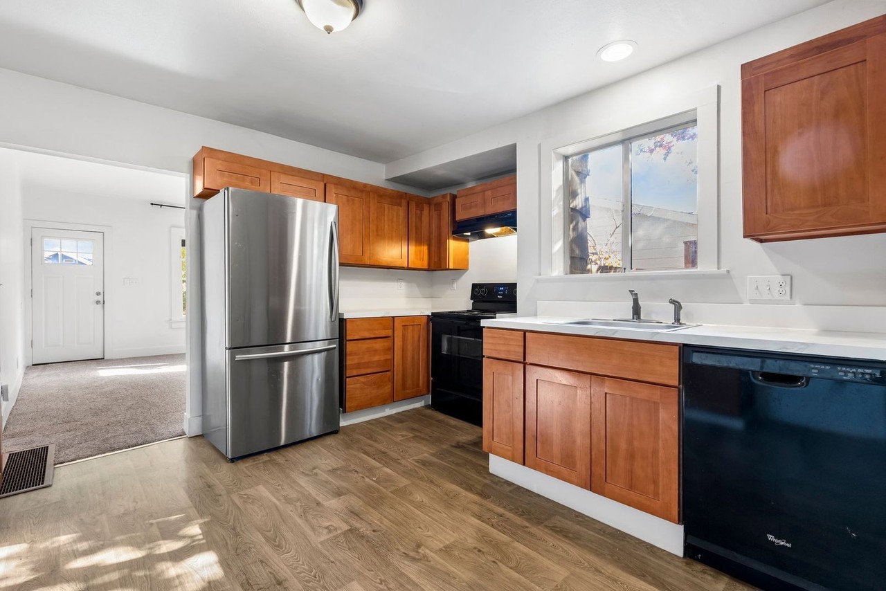 4611 Se 50th Ave - Photo 2 of 19