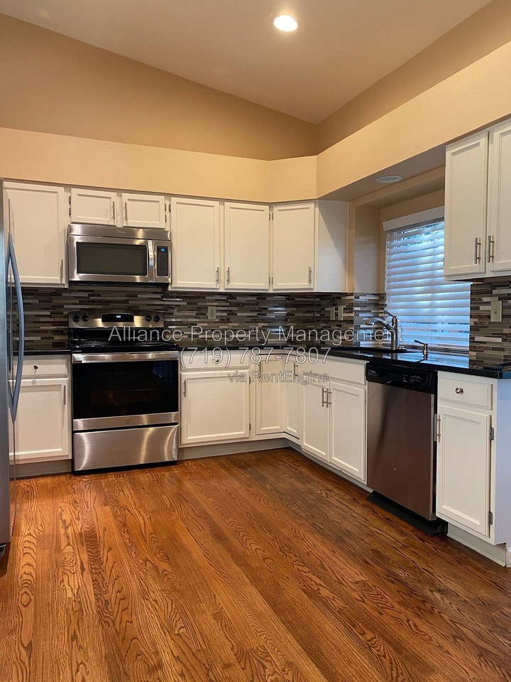 8037 Scarborough Dr - Photo 6 of 46