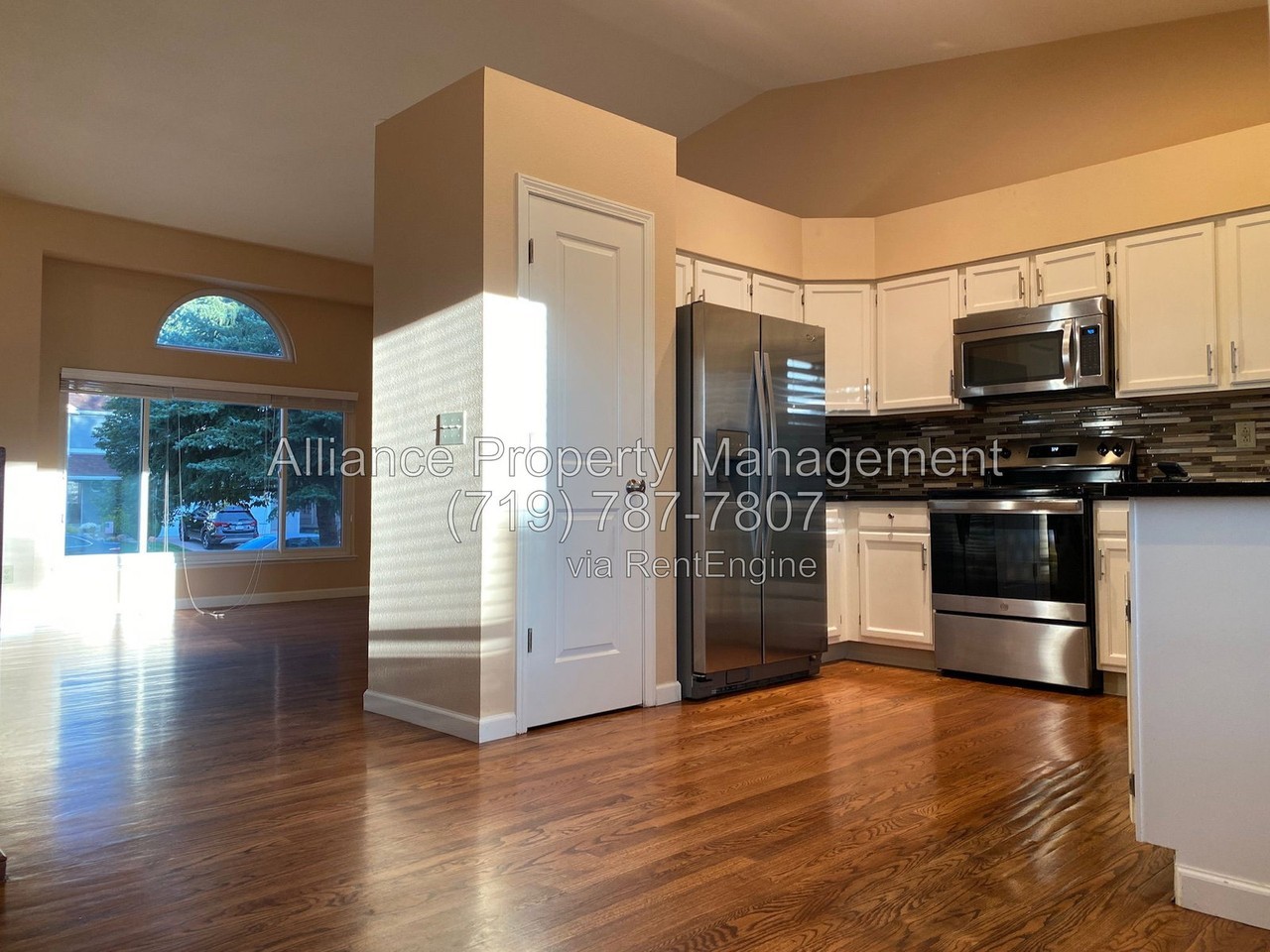 8037 Scarborough Dr - Photo 7 of 46