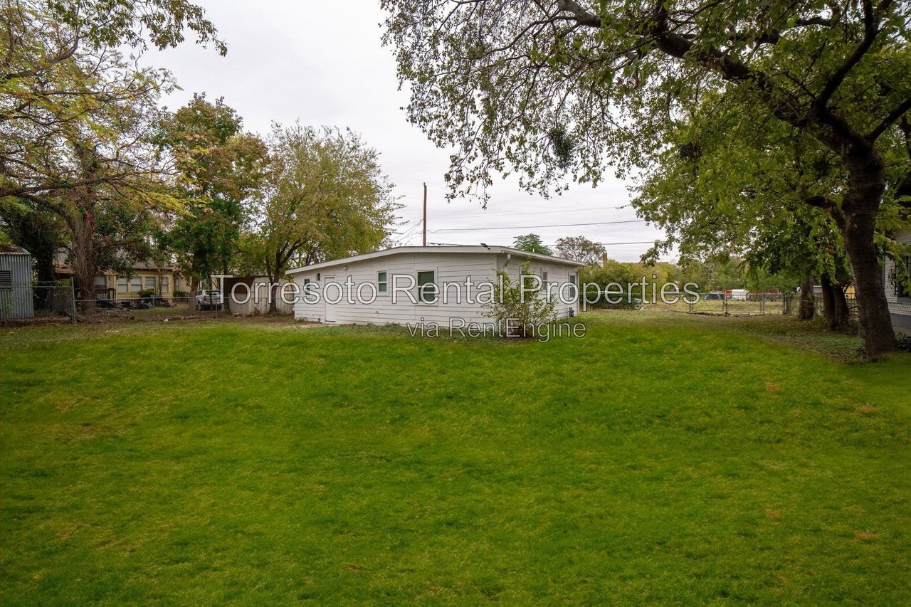 823 N Trinity St - Photo 2 of 10