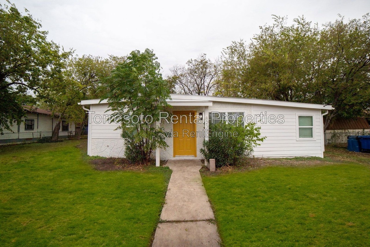 823 N Trinity St - Photo 3 of 10